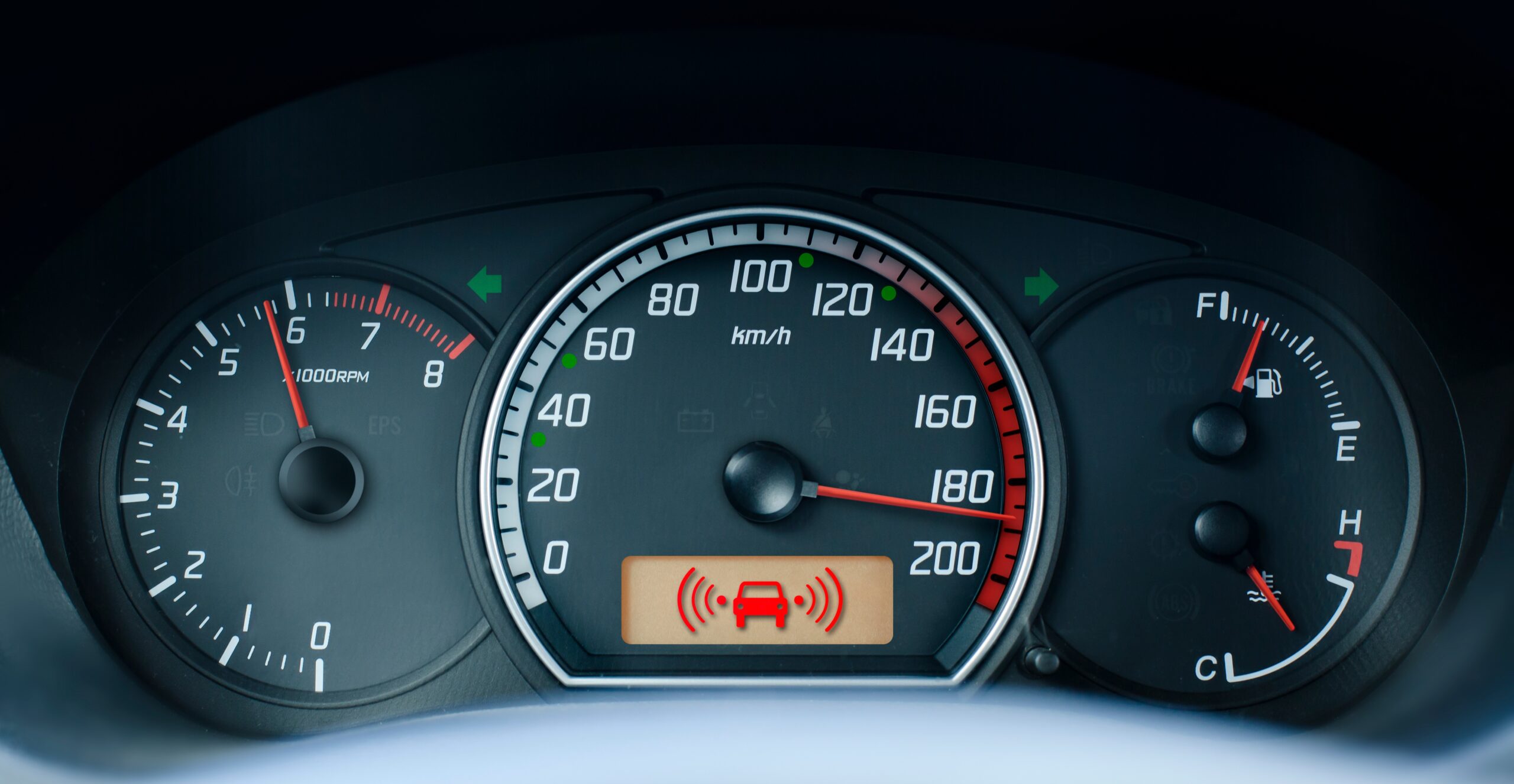 Tableau de bord voiture avec compteur kilométrique affichant faible kilométrage, assurance km